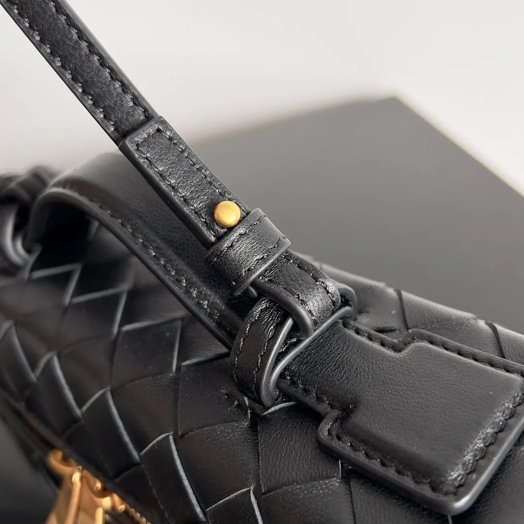 Batch 1360 Bottega Veneta 24 spring and summer woven zipper crossbody bag. A crossbody bag that can be used as a cosmetic bag. The exquisite weaving and compact body are an indispensable accessory for the upcoming summer. The double zipper also better protects the bag. It has a large capacity. If you like it, don’t miss it. Style number: 789109 Size: 22*12.5*5cm